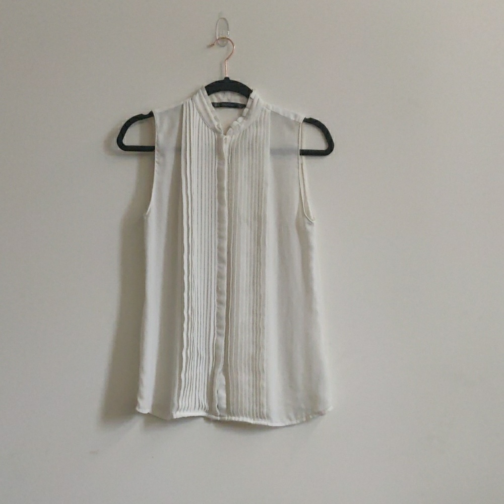 Like New Cream pleated sleeveless top
